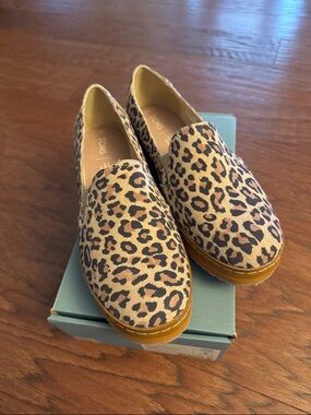 NIB TOMS Leopard-Pattern leather Slip-Ons in Tan and Black